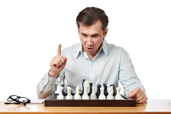 Homem jogando xadrez isolado — Fotografia de Stock