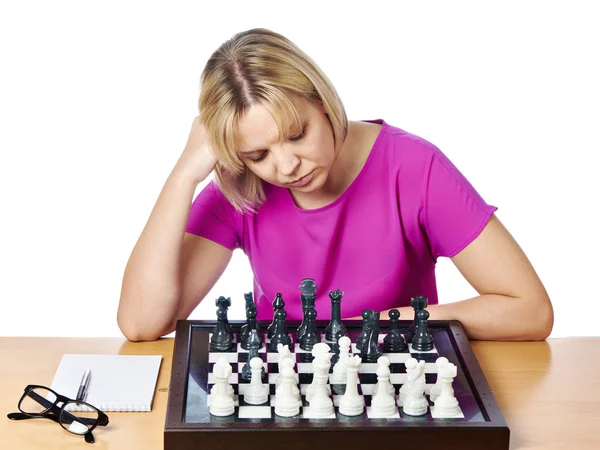 Mujer jugando ajedrez —  Fotos de Stock