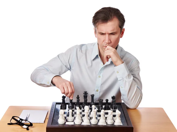 Homme jouant aux échecs isolé — Photo