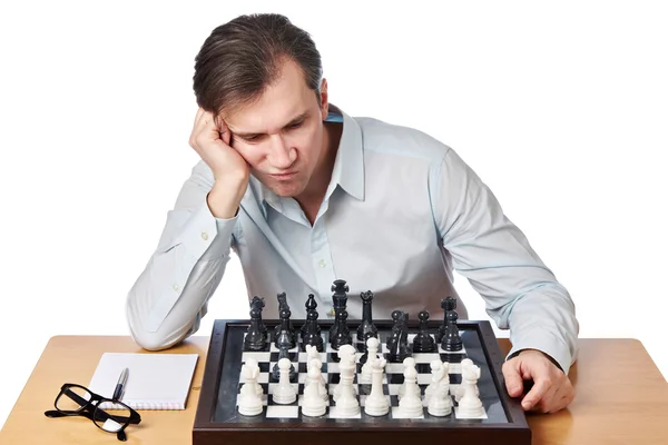Άνδρας παίζει σκάκι απομονωθεί — Φωτογραφία Αρχείου
