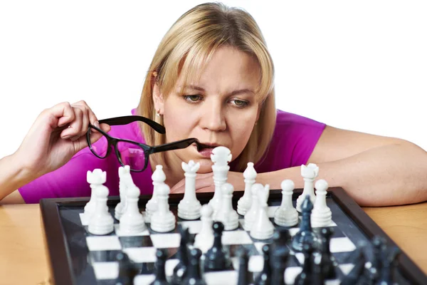 Mujer jugando ajedrez aislado —  Fotos de Stock