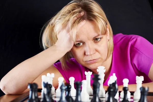 Mulher jogando xadrez — Fotografia de Stock