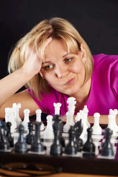 Femme jouant aux échecs — Photo