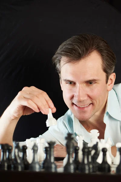 Άνθρωπος παίζοντας σκάκι — Φωτογραφία Αρχείου
