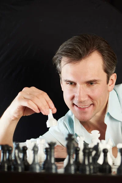 Man playing chess — Stock Photo, Image