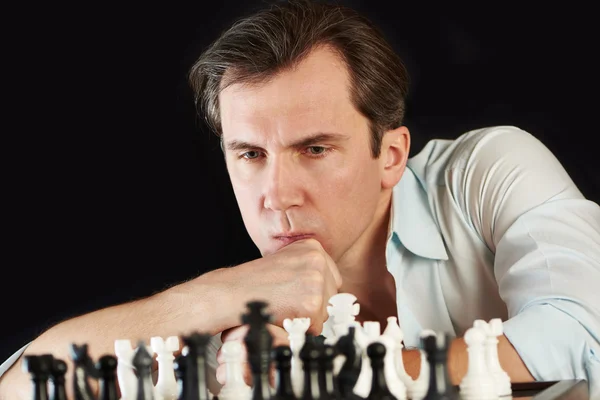 Άνθρωπος παίζοντας σκάκι — Φωτογραφία Αρχείου