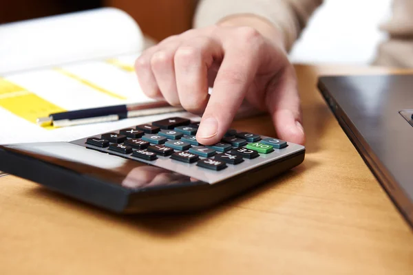 Mulheres usando calculadora — Fotografia de Stock