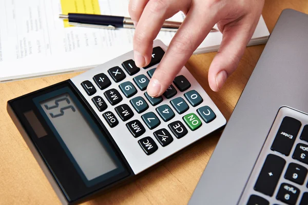 Womens using calculator — Stock Photo, Image