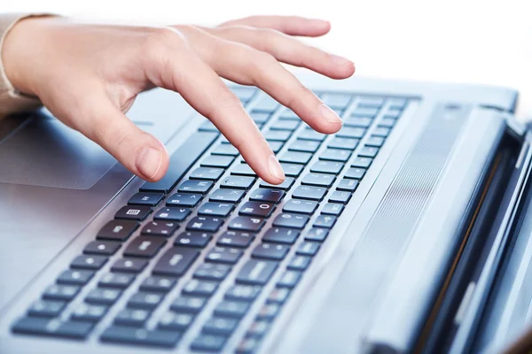 Kvinnlig hand på laptop tangentbord — Stockfoto