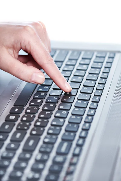 Kvinnlig hand på laptop tangentbord — Stockfoto