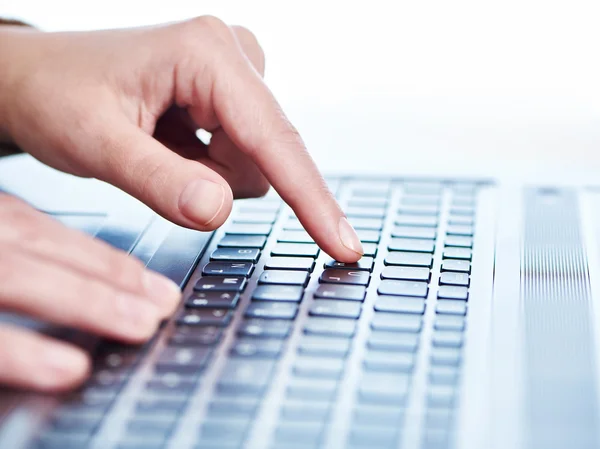 Kvinnlig hand på laptop tangentbord — Stockfoto