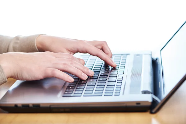 Kvinnlig hand på laptop tangentbord — Stockfoto