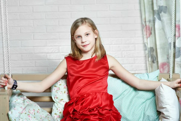 Hermosa chica sentada en vestido de noche rojo — Foto de Stock