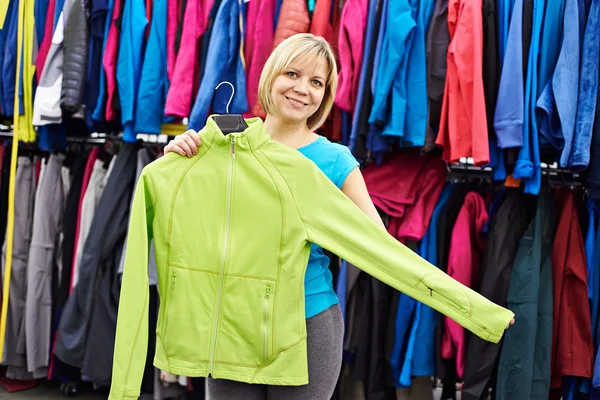 Femmes heureuses faisant des achats de vêtements de sport dans le magasin — Photo