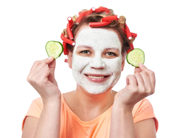 Jonge vrouw in krulspelden en met een masker op haar gezicht — Stockfoto