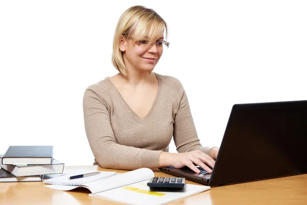 Femme travaillant avec un ordinateur portable au bureau — Photo