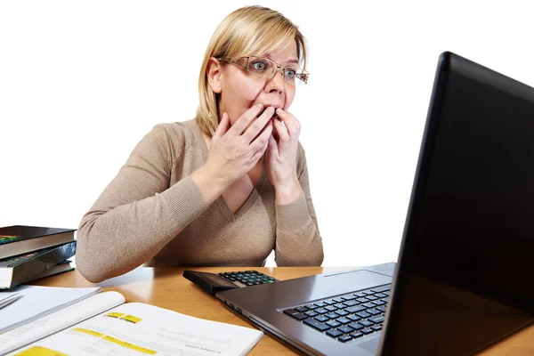 Verängstigte Frau mit Brille blickt auf Laptop — Stockfoto