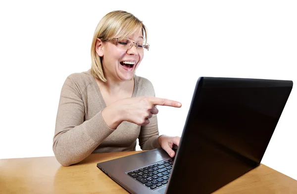 Mulher alegre apontando para a tela do laptop — Fotografia de Stock