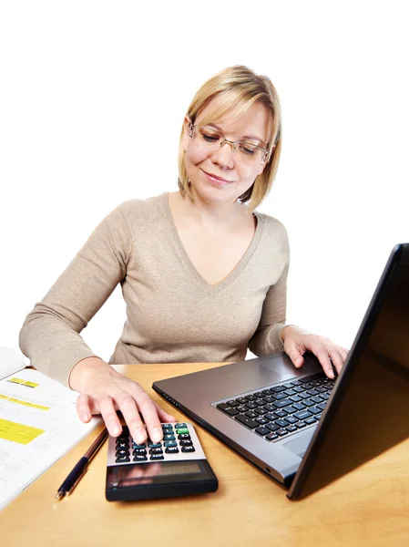 Femme travaillant avec un ordinateur portable au bureau — Photo