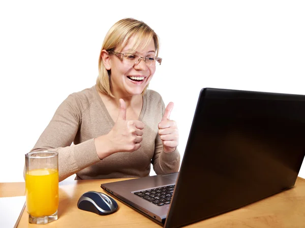 Mulher feliz mostrando polegares para cima olhando para a tela do laptop — Fotografia de Stock