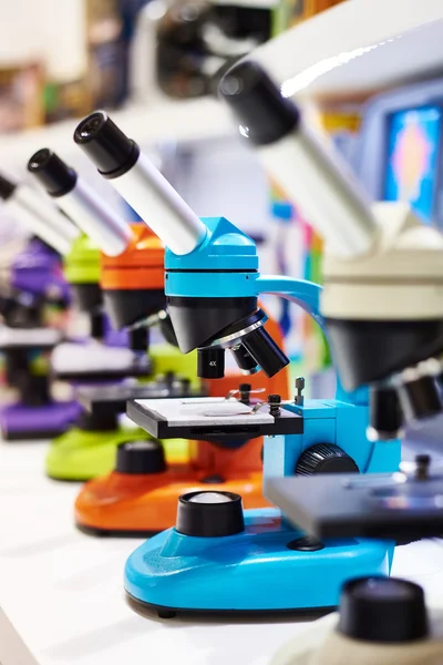 Microscopi per bambini a scuola — Foto Stock