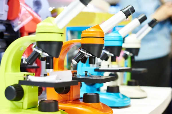 Okuldaki çocuklar için mikroskoplar — Stok fotoğraf