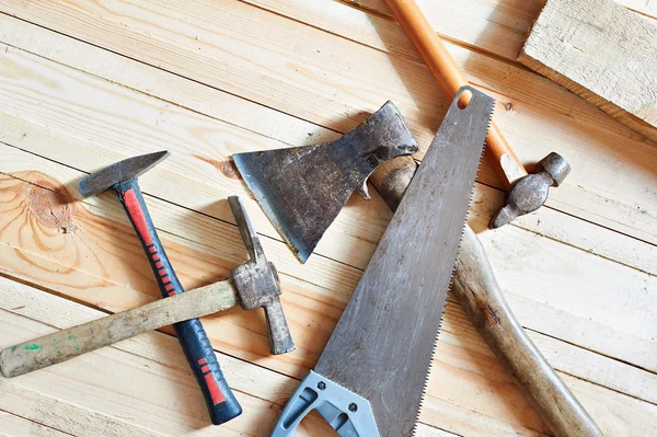 Zimmermannswerkzeuge auf Holzbrettern — Stockfoto