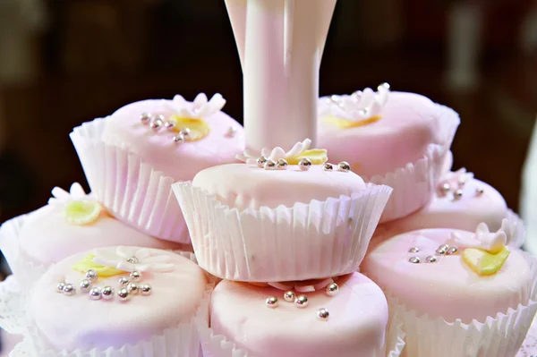 Schöne Cupcakes auf dem Hochzeitstisch — Stockfoto