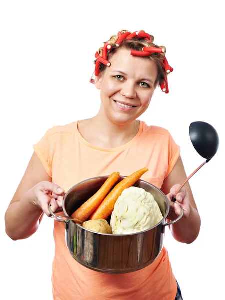 Glückliche Hausfrau mit Pfannengemüse — Stockfoto