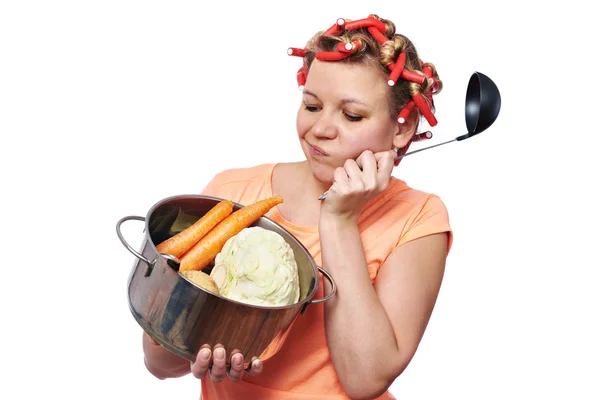 Lustige Hausfrau mit Pfannengemüse — Stockfoto