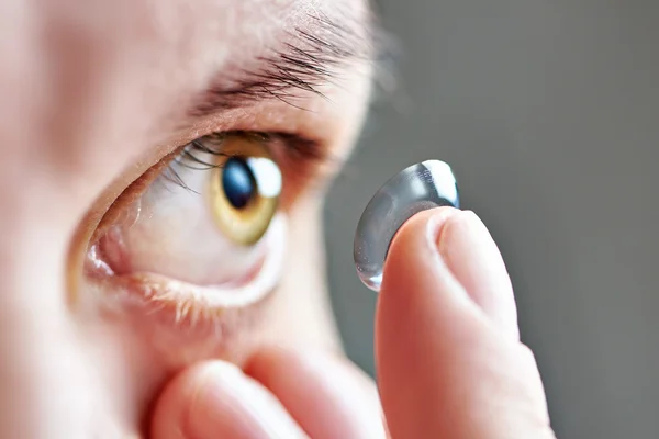 Jeune femme avec lentille de contact — Photo