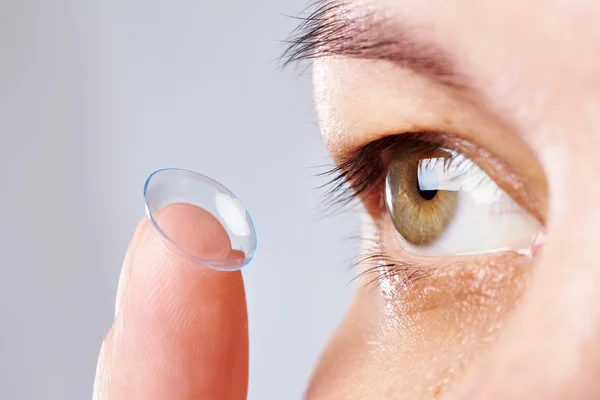 Jonge dames ogen en contactlenzen — Stockfoto