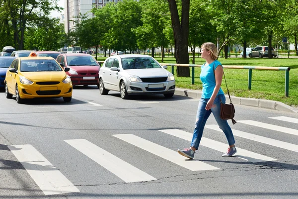 Frau überquert Straße an Fußgängerüberweg — Stockfoto