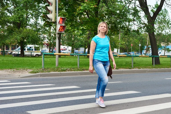 Vrouw kruising straat is gevaarlijk bij rood licht — Stockfoto