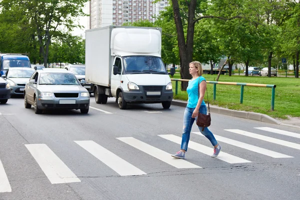 女人在人行横道过马路 图库图片