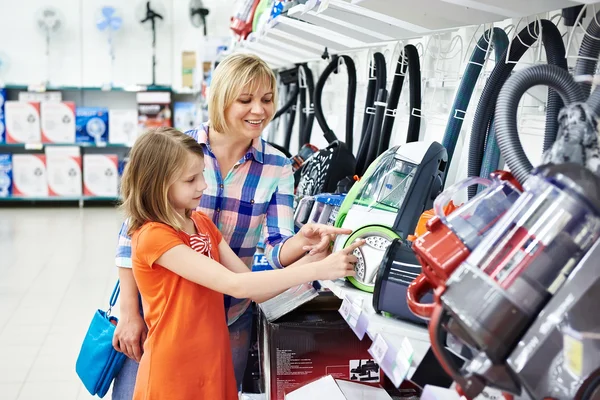 Mãe e filha de compras para aspirador elétrico — Fotografia de Stock