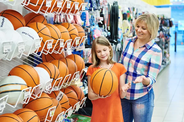 Madre e hija comprando pelota de baloncesto —  Fotos de Stock