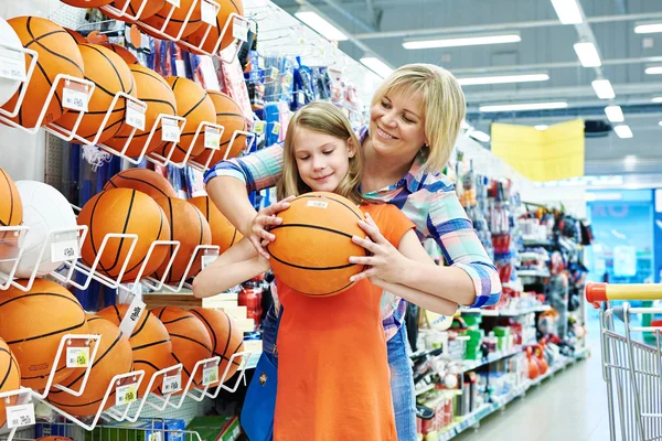 Madre e hija comprando pelota de baloncesto —  Fotos de Stock