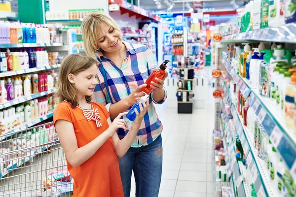 Mother and daughter shopping shampoo — Stok fotoğraf