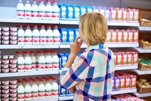 Mulher escolhendo produtos lácteos — Fotografia de Stock