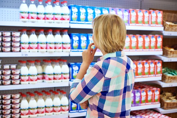 Vrouw kiezen van zuivelproducten — Stockfoto