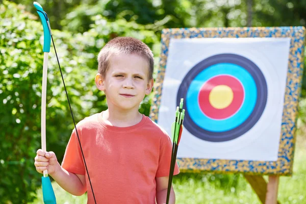 Ragazzino con grande fiocco vicino obiettivo sportivo — Foto Stock