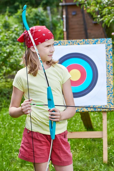 Chica con arco cerca de puntería deporte — Foto de Stock