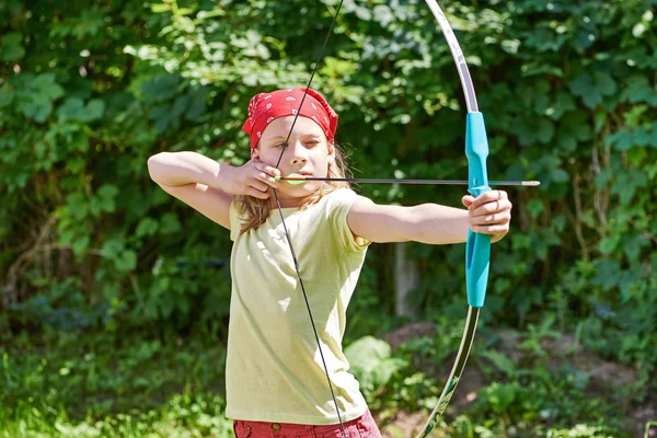 Menina com arco tiro ao objetivo esporte — Fotografia de Stock