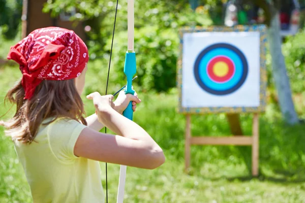 Gadis dengan busur menembak ke arah olahraga — Stok Foto