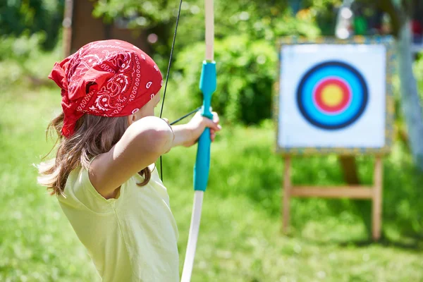 Девушка со стрельбой из лука в спортивную цель Стоковая Картинка