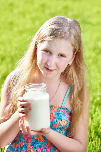 Güneşli çayırda uzun saçlı kız — Stok fotoğraf