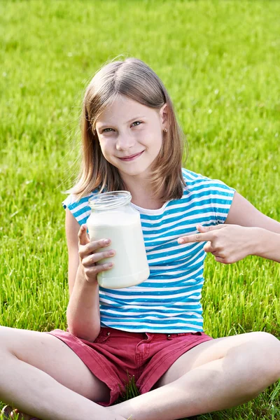 Ragazza con una brocca di latte — Foto Stock