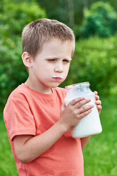 Junge mit Glas mit frischer Milch — Stockfoto