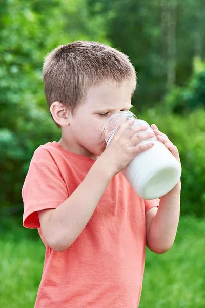 Menino bebe leite fresco — Fotografia de Stock